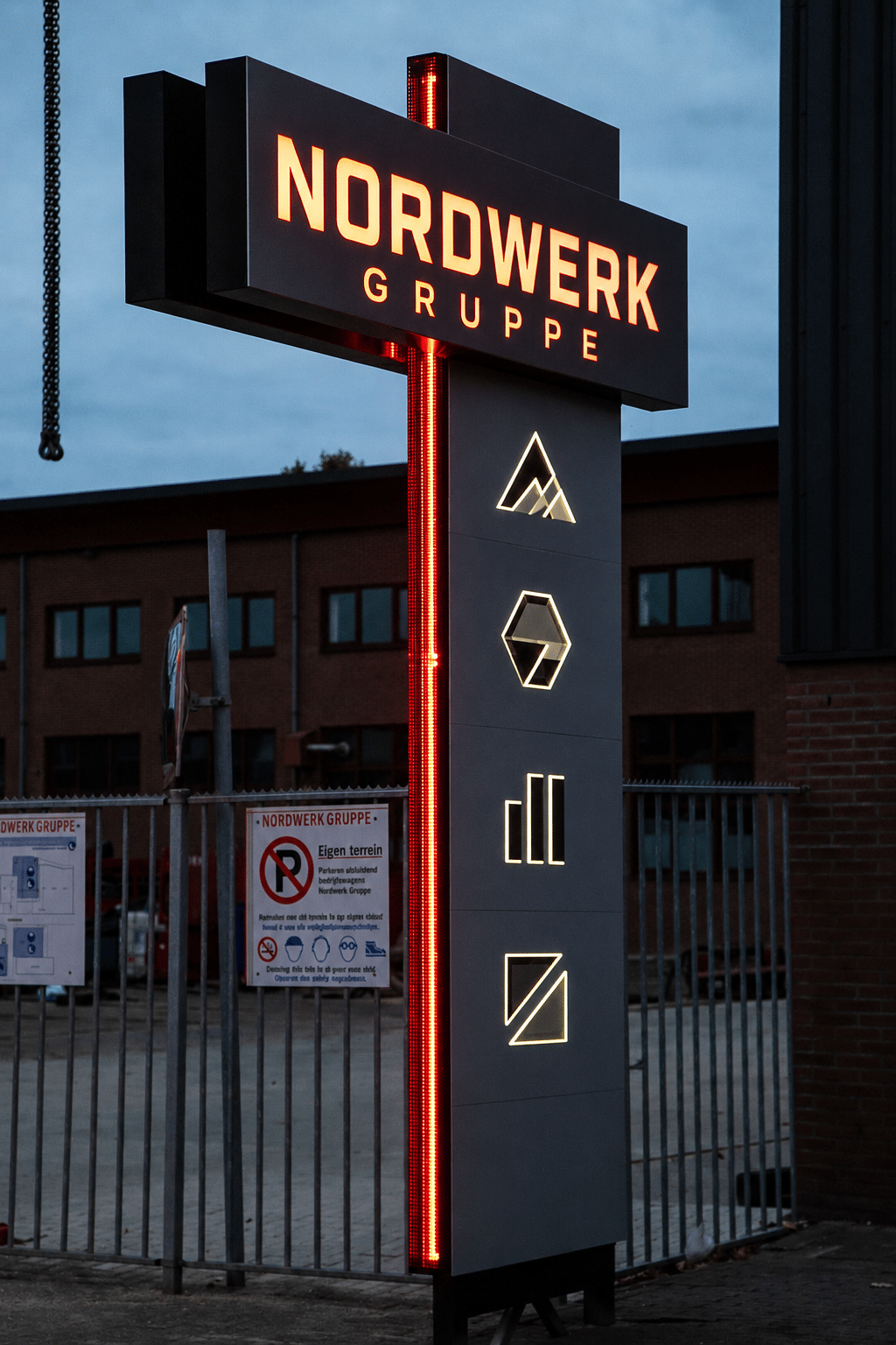 Beleuchtete Stele für Firmenwerbung