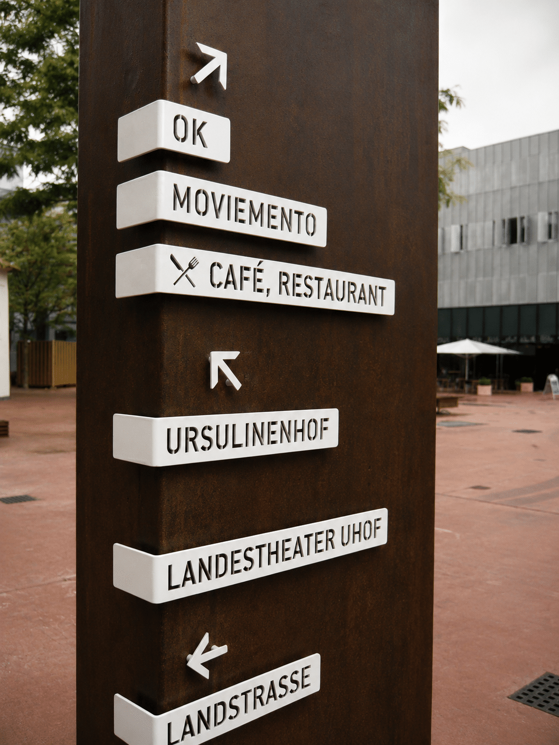 Pylon für Standortkennzeichnung und Außenwerbung