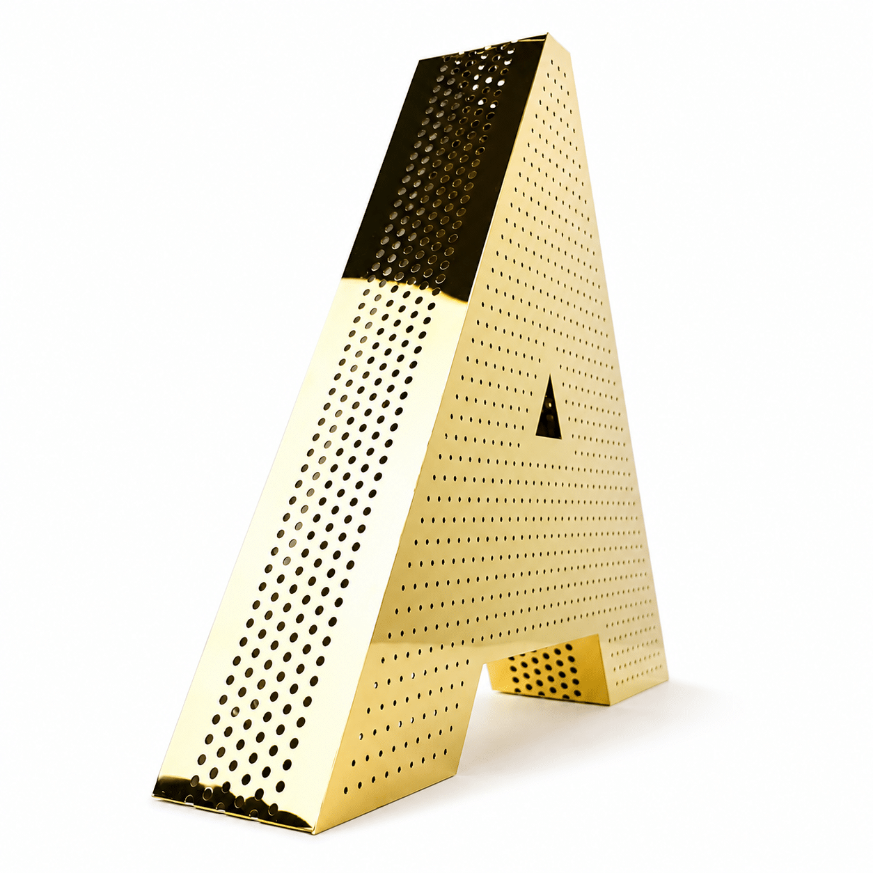 Beleuchtete Edelstahl-Kastenbuchstaben mit perforierter Front und Bodenmontage