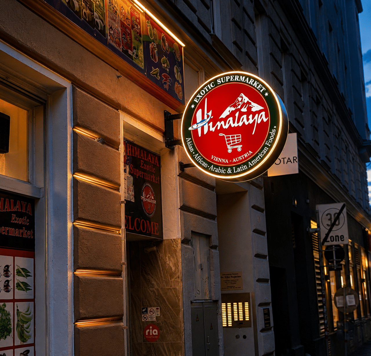 Himalaya Restaurant Leuchtschild an Fassade