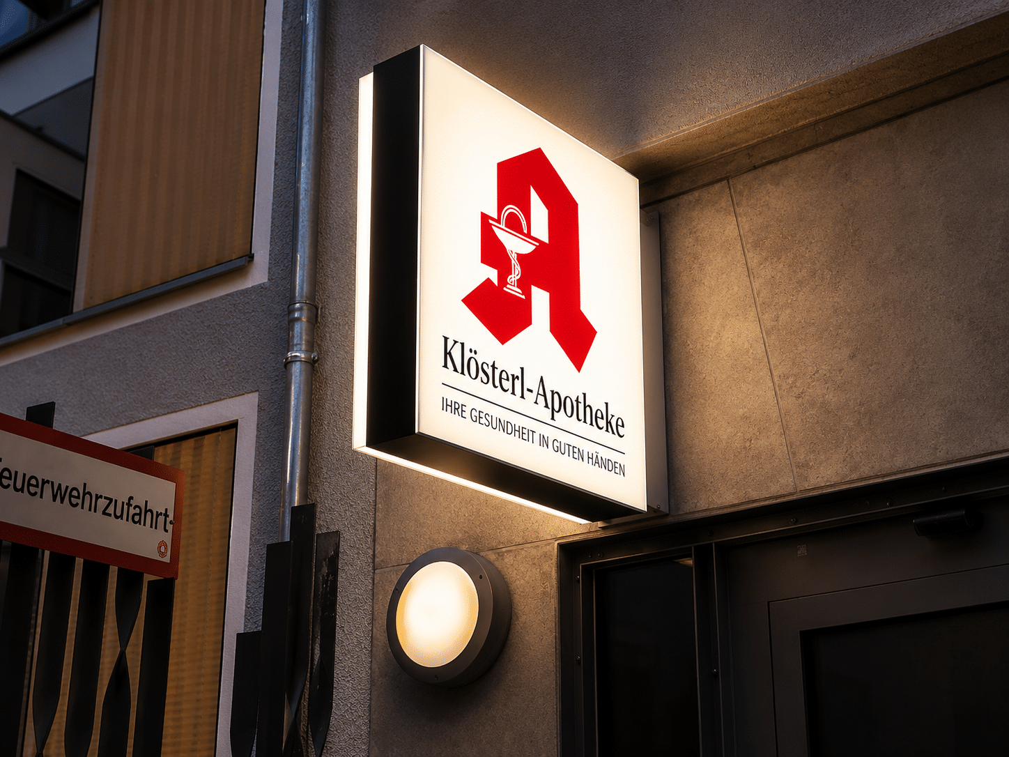 Leuchtwerbeschild für Apotheke Außenfassade