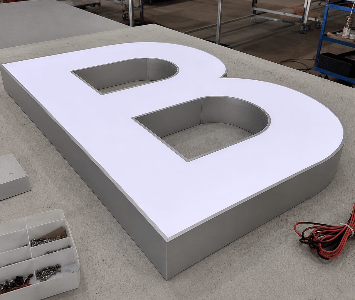 3D-Buchstaben und Logo Lichtwerbung
